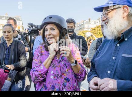 Die Pariser Bürgermeisterin Anne Hidalgo stellt die neuen Radwege in der Rue de Rivoli vor und eröffnet am 4. September 2019 vor dem Hôtel de Ville in Paris, Frankreich, den ersten Ökozähler des Radfahrens. Foto von Loic Baratoux/ABACAPRESS.COM Stockfoto