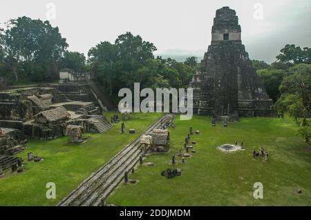 Der hauptplatz an den archäologischen Ruinen des Tikal Nationalparks in Guatemala von oben gesehen. Stockfoto