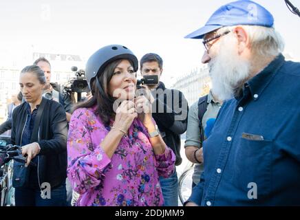 Die Pariser Bürgermeisterin Anne Hidalgo stellt die neuen Radwege in der Rue de Rivoli vor und eröffnet am 4. September 2019 vor dem Hôtel de Ville in Paris, Frankreich, den ersten Ökozähler des Radfahrens. Foto von Loic Baratoux/ABACAPRESS.COM Stockfoto