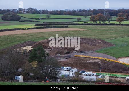 Chalfont St Giles, Großbritannien. November 2020. HS2-Auftragnehmer arbeiten am Standort eines Lüftungsschachts für den Abschnitt Chiltern Tunnel der Hochgeschwindigkeits-Eisenbahnverbindung HS2. Zu den Arbeiten neben der Bottom House Farm Lane gehören der Bau einer temporären Haul-Straße und eines Damms sowie der Lüftungsschacht. Kredit: Mark Kerrison/Alamy Live Nachrichten Stockfoto