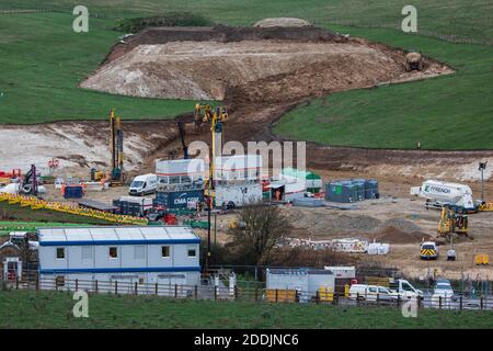 Chalfont St Giles, Großbritannien. November 2020. HS2-Auftragnehmer arbeiten am Standort eines Lüftungsschachts für den Abschnitt Chiltern Tunnel der Hochgeschwindigkeits-Eisenbahnverbindung HS2. Zu den Arbeiten neben der Bottom House Farm Lane gehören der Bau einer temporären Haul-Straße und eines Damms sowie der Lüftungsschacht. Kredit: Mark Kerrison/Alamy Live Nachrichten Stockfoto