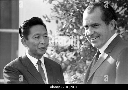 Am 1. April 1969 trifft US-Präsident Richard M. Nixon den philippinischen Präsidenten Ferdinand Marcos im Weißen Haus in Washington, DC. Präsident Marcos besuchte die Hauptstadt der Nation für die Staatsfuneral des ehemaligen US-Präsidenten Dwight D. Eisenhower. Foto von Benjamin E. 'Gene' Forte / CNP/ABACAPRESS.COM Stockfoto