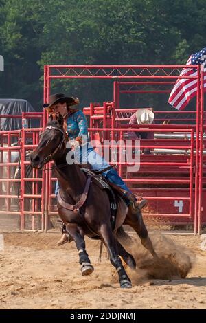 Barrel Racer bei einem Western-Rodeo-Event. Stockfoto