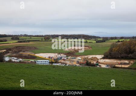 Chalfont St Giles, Großbritannien. November 2020. HS2-Auftragnehmer arbeiten am Standort eines Lüftungsschachts für den Abschnitt Chiltern Tunnel der Hochgeschwindigkeits-Eisenbahnverbindung HS2. Zu den Arbeiten neben der Bottom House Farm Lane gehören der Bau einer temporären Haul-Straße und eines Damms sowie der Lüftungsschacht. Kredit: Mark Kerrison/Alamy Live Nachrichten Stockfoto