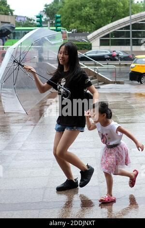 Die Menschen kämpfen mit starkem Regen und starken Winden, die der Taifun Lekima am 09. August 2019 in Taipei, Taiwan, gebracht hat. Foto von Aurore Marechal/ABACAPRESS.COM Stockfoto