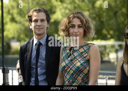 Der französische Bürgermeister Gaspard Gantzer (L) und die französische Journalistin Isabelle Saporta (R) nehmen an einer Zeremonie anlässlich des 75. Jahrestages der Befreiung von Paris durch die französische 2. Panzerdivision während des Zweiten Weltkriegs von der Nazi-Besatzung in Paris, Frankreich, am 25. August 2019 Teil. Foto von Eliot Blondt/ABACAPRESS.COM Stockfoto