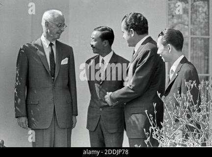 Am 1. April 1969 trifft US-Präsident Richard M. Nixon im Weißen Haus in Washington, DC, den Vizepräsidenten der Bundesrepublik Vietnam (Südvietnam) Nguyen Cao Ky. KY besuchte die Hauptstadt der Nation für die Staatsfuneral des ehemaligen US-Präsidenten Dwight D. Eisenhower. Von links nach rechts: Ellsworth Bunker, US-Botschafter in der Bundesrepublik Vietnam (Südvietnam), Vizepräsident Ky, Präsident Nixon und Bui Diem, Botschafter der Bundesrepublik Vietnam (Südvietnam) in den USA. Foto von Benjamin E. 'Gene' Forte / CNP/ABACAPRESS.COM Stockfoto