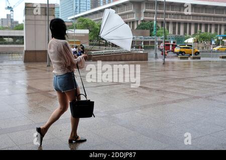 Die Menschen kämpfen mit starkem Regen und starken Winden, die der Taifun Lekima am 09. August 2019 in Taipei, Taiwan, gebracht hat. Foto von Aurore Marechal/ABACAPRESS.COM Stockfoto