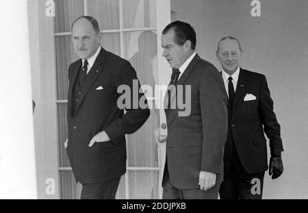 Am 1. April 1969 trifft US-Präsident Richard M. Nixon den niederländischen Premierminister Joseph LUNs im Weißen Haus in Washington, DC. Premierminister LUNs besuchte die Hauptstadt der Nation für die Staatsfuneral des ehemaligen US-Präsidenten Dwight D. Eisenhower. Foto von Benjamin E. 'Gene' Forte / CNP/ABACAPRESS.COM Stockfoto