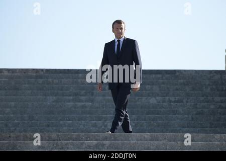 Der französische Präsident Emmanuel Macron steht auf den Stufen des Schlosses von Chantilly, als er den indischen Premierminister vor seinem Treffen am 22. August 2019 in der Nähe von Paris begrüßt. Foto von Giancarlo Gorassini/Pool/ABACAPRESS.COM Stockfoto