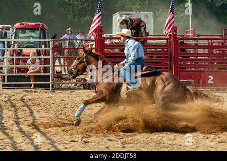 Barrel Racer bei einem Western-Rodeo-Event. Stockfoto