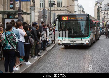 Pendler bereiten sich vor, am 13. September 2019 am Bahnhof Gare Du Nord in Paris, Frankreich, in einen Bus zu steigen. Ein eintägiger Streik der Mitarbeiter des Pariser Verkehrsbetreibers RATP wird von den Gewerkschaften wegen des Plans der französischen Regierung zur Überarbeitung des Rentensystems des Landes aufgerufen. Zehn der 16 U-Bahnlinien der Stadt wurden vollständig stillgelegt, während der Service auf den meisten anderen "extrem gestört" war, sagte der RATP-Verkehrsbetreiber. Das aufkeimende Fahrradspursystem der Stadt sah einen Anstieg des Verkehrs, als die Leute Fahrräder auszogen, um zur Arbeit zu kommen. Foto von Rafael Lafargue/ABACAPRESS.COM Stockfoto