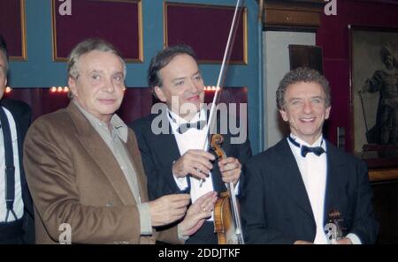 Michel Sardou, Jean Claude Camors und Laurent Vercambre von Le Quatuor Band in La Porte Saint Martin in Paris, Frankreich. (Undated photo) Foto von APS-Medias/ABACAPRESS.COM Stockfoto