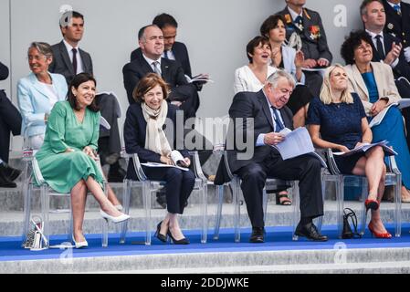 Die Pariser Bürgermeisterin Anne Hidalgo, die Verteidigungsministerin Florence Parly, der französische Senatsvorsitzende Gerard Larcher und der dänische Verteidigungsminister Trine Bramsen nehmen am 14. Juli 2019 an der Militärparade des Bastille-Tages auf der Champs-Elysées in Paris Teil. Foto von Julie Sebadelha/ABACAPRESS.COM Stockfoto