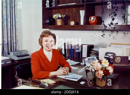 Porträt von Rosemary Woods aufgenommen an ihrem Schreibtisch im Weißen Haus in Washington, D.C., am 14. April 1969. Zu dieser Zeit war Frau Woods die persönliche Sekretärin von US-Präsident Richard M. Nixon. Sie wurde am meisten für die berüchtigte 18 1/2-Minuten-Lücke in einer der Nixon-Tonbandaufnahmen erinnert, die für die Watergate-Untersuchung entscheidend war, die zu Nixons Rücktritt führte. Frau Woods starb am 24. Januar 2005 im Alter von 87 Jahren in einem Pflegeheim in Ohio. Handout Foto von White House über CNP/ABACAPRESS.COM Stockfoto