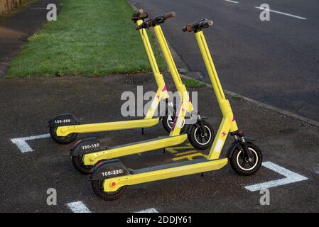 Vermietung von E-Scootern (Elektro-Scooter), betrieben von Zipp Mobility im Auftrag der Buckinghamshire Council vor kurzem begonnen 12 Monate DfT genehmigt kurzfristige Miete Studie in Aylesbury und High Wycombe. Die hier abgebildeten E-Scooter sind neben Aylesbury’s Ellen Road. Die industrietauglichen E-Scooter werden von Acton speziell für Flottenbetreiber hergestellt. Stockfoto