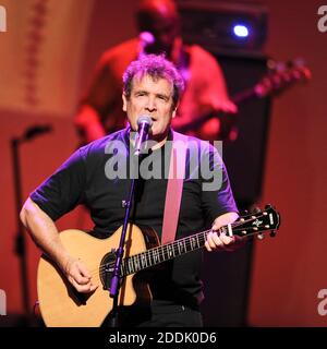 Datei Foto - Südafrikanischer Sänger Johnny Clegg tritt während "EIN Hauch von Afrika" Gala-Nacht in Monte Carlo, Monaco am 29. September, 2012 eröffnet die Wintersaison der SBM mit einer Galanacht zu Ehren Südafrikas und einem Live-Konzert von Johnny Clegg in der Salle Garnier. Clegg, ist im Alter von 66 Jahren gestorben, nach einem langen Kampf mit Bauchspeicheldrüsenkrebs. Bekannt als der "weiße Zulu", war er ein Stimmkritiker der Apartheid-Regierung, die bis 1994 regierte.der in Großbritannien geborene Musiker, der auf einzigartige Weise westliche und Zulu-Musik kombinierte, wurde 2015 mit Krebs diagnostiziert. Foto von David Nivirere/Pool/ABACAPRESS.CO Stockfoto