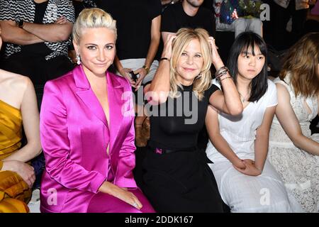 Pixie Lott, Meg Ryan und ihre Tochter Daisy True Ryan besuchen die Schiaparelli Haute Couture Herbst/Winter 2019 2020 Show im Rahmen der Paris Fashion Week am 01. Juli 2019 in Paris, Frankreich. Foto von Laurent Zabulon / ABACAPRESS.COM Stockfoto