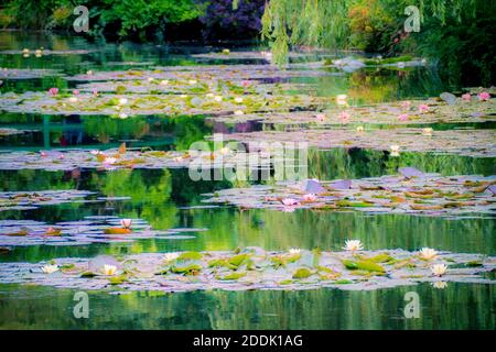 Les Jardins de Monet à Giverny - Monets Garten - Haus und Seerosengärten des französischen Künstlers Claude Monet in Giverny, Frankreich Stockfoto