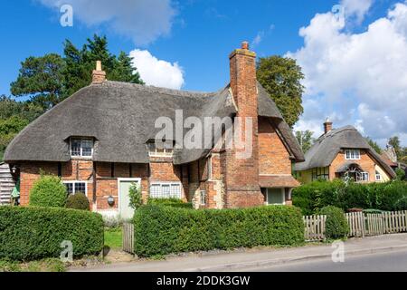 Strohgedeckte Cottages, High Street, Clifton Hampden, Oxfordshire, England, Großbritannien Stockfoto