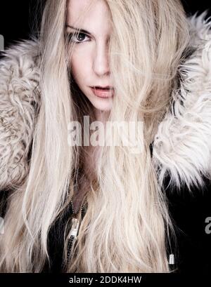 Schöne Frau mit langen blonden Haaren Stockfoto