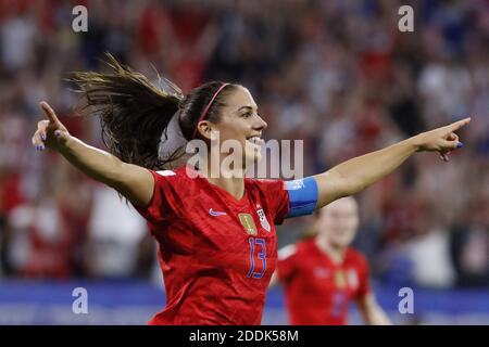 USA Alex Morgan feiert mit Teamkollegen während der FIFA Frauen Fußball-WM 2019 1/2 Finalspiel England gegen USA im Groupama Stadium in Lyon, Frankreich am 2. Juli 2019. Die USA haben 2:1 gewonnen. Foto von Henri Szwarc/ABACAPRESS.COM Stockfoto