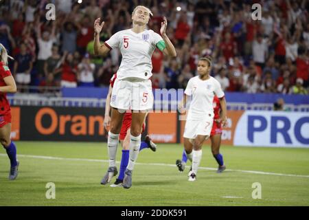 Englands Steph Houghton Täuschung nach dem Verlust eines entscheidenden Elfmeterschiesses während des FIFA Frauen Fußball WM 2019 1/2 Finalmatches England gegen USA im Groupama Stadium in Lyon, Frankreich am 2. Juli 2019. Die USA haben 2:1 gewonnen. Foto von Henri Szwarc/ABACAPRESS.COM Stockfoto