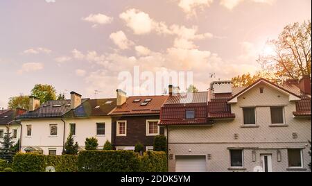 Bunte Stadthäuser in Kaliningrad an einem sonnigen Tag Stockfoto