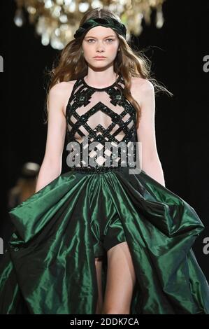 Ein Model läuft auf der Piste während der Zuhair Murad Haute Couture Herbst/Winter 2019-2020 Show im Rahmen der Paris Fashion Week am 03. Juli 2019 in Paris, Frankreich. Foto von Laurent Zabulon / ABACAPRESS.COM Stockfoto