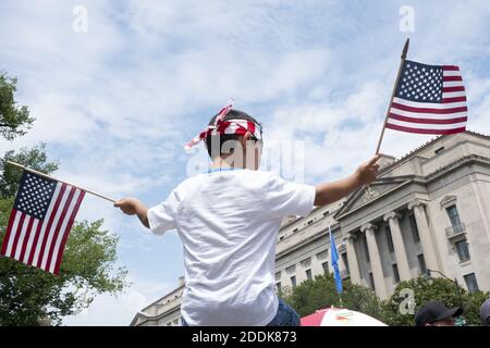 Groups gather to watch the 4th of July parade on Constitution Avenue in Washington, DC, USA on July 4, 2019. Photo by Stefani Reynolds/CNP/ABACAPRESS.COM Stockfoto