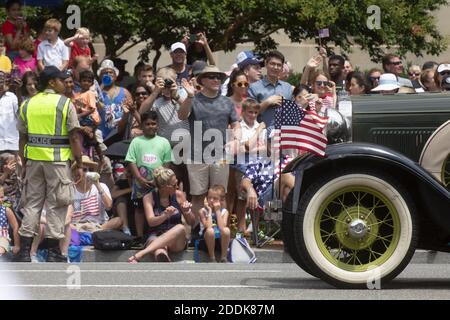 Groups gather to watch the 4th of July parade on Constitution Avenue in Washington, DC, USA on July 4, 2019. Photo by Stefani Reynolds/CNP/ABACAPRESS.COM Stockfoto
