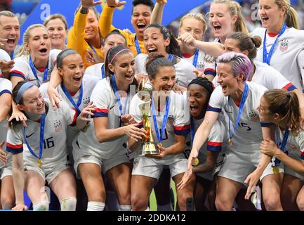 Die Mannschaftskameraden der USA feiern mit der FIFA Frauen-WM-Trophäe am Ende des FIFA Frauen-WM-Frankreich-Finalmatches 2019 USA gegen Niederlande im Stade de Lyon am 7. Juli 2019 in Lyon, Frankreich.Foto von Christian Liewig/ABACAPRESS.COM Stockfoto