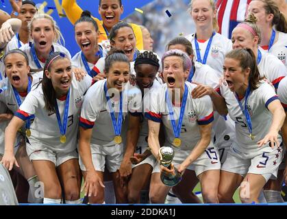 Die Mannschaftskameraden der USA feiern mit der FIFA Frauen-WM-Trophäe am Ende des FIFA Frauen-WM-Frankreich-Finalmatches 2019 USA gegen Niederlande im Stade de Lyon am 7. Juli 2019 in Lyon, Frankreich.Foto von Christian Liewig/ABACAPRESS.COM Stockfoto