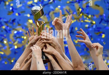 Die Mannschaftskameraden der USA feiern mit der FIFA Frauen-WM-Trophäe am Ende des FIFA Frauen-WM-Frankreich-Finalmatches 2019 USA gegen Niederlande im Stade de Lyon am 7. Juli 2019 in Lyon, Frankreich.Foto von Christian Liewig/ABACAPRESS.COM Stockfoto