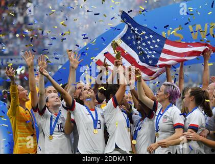 Die Mannschaftskameraden der USA feiern mit der FIFA Frauen-WM-Trophäe am Ende des FIFA Frauen-WM-Frankreich-Finalmatches 2019 USA gegen Niederlande im Stade de Lyon am 7. Juli 2019 in Lyon, Frankreich.Foto von Christian Liewig/ABACAPRESS.COM Stockfoto