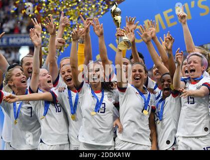 Die Mannschaftskameraden der USA feiern mit der FIFA Frauen-WM-Trophäe am Ende des FIFA Frauen-WM-Frankreich-Finalmatches 2019 USA gegen Niederlande im Stade de Lyon am 7. Juli 2019 in Lyon, Frankreich.Foto von Christian Liewig/ABACAPRESS.COM Stockfoto