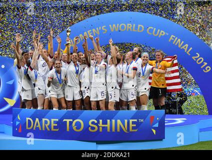 Die Mannschaftskameraden der USA feiern mit der FIFA Frauen-WM-Trophäe am Ende des FIFA Frauen-WM-Frankreich-Finalmatches 2019 USA gegen Niederlande im Stade de Lyon am 7. Juli 2019 in Lyon, Frankreich.Foto von Christian Liewig/ABACAPRESS.COM Stockfoto