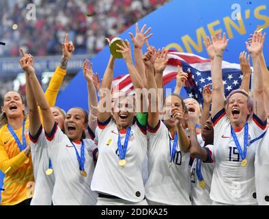 Die Mannschaftskameraden der USA feiern mit der FIFA Frauen-WM-Trophäe am Ende des FIFA Frauen-WM-Frankreich-Finalmatches 2019 USA gegen Niederlande im Stade de Lyon am 7. Juli 2019 in Lyon, Frankreich.Foto von Christian Liewig/ABACAPRESS.COM Stockfoto