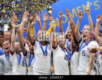 Die Mannschaftskameraden der USA feiern mit der FIFA Frauen-WM-Trophäe am Ende des FIFA Frauen-WM-Frankreich-Finalmatches 2019 USA gegen Niederlande im Stade de Lyon am 7. Juli 2019 in Lyon, Frankreich.Foto von Christian Liewig/ABACAPRESS.COM Stockfoto