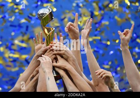 Die Mannschaftskameraden der USA feiern mit der FIFA Frauen-WM-Trophäe am Ende des FIFA Frauen-WM-Frankreich-Finalmatches 2019 USA gegen Niederlande im Stade de Lyon am 7. Juli 2019 in Lyon, Frankreich.Foto von Christian Liewig/ABACAPRESS.COM Stockfoto