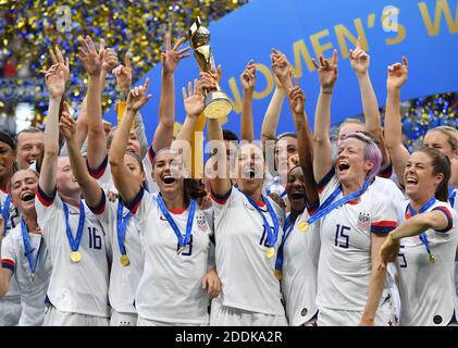 Die Mannschaftskameraden der USA feiern mit der FIFA Frauen-WM-Trophäe am Ende des FIFA Frauen-WM-Frankreich-Finalmatches 2019 USA gegen Niederlande im Stade de Lyon am 7. Juli 2019 in Lyon, Frankreich.Foto von Christian Liewig/ABACAPRESS.COM Stockfoto