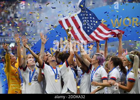 Die Mannschaftskameraden der USA feiern mit der FIFA Frauen-WM-Trophäe am Ende des FIFA Frauen-WM-Frankreich-Finalmatches 2019 USA gegen Niederlande im Stade de Lyon am 7. Juli 2019 in Lyon, Frankreich.Foto von Christian Liewig/ABACAPRESS.COM Stockfoto