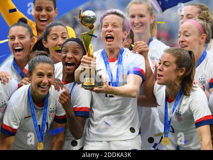 Die Mannschaftskameraden der USA feiern mit der FIFA Frauen-WM-Trophäe am Ende des FIFA Frauen-WM-Frankreich-Finalmatches 2019 USA gegen Niederlande im Stade de Lyon am 7. Juli 2019 in Lyon, Frankreich.Foto von Christian Liewig/ABACAPRESS.COM Stockfoto