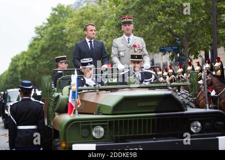 Frankreichs Präsident Emmanuel Macron (L) steht in einem Fahrzeug von Acmat VLRA neben dem Generalstabschef der französischen Armeen, Francois Lecointre, während sie vor dem Beginn der Militärparade am 14. Juli 2019 auf der Champs-Elysees in Paris Truppen überprüfen. Foto von Raphael Lafargue/ABACAPRESS.COM Stockfoto