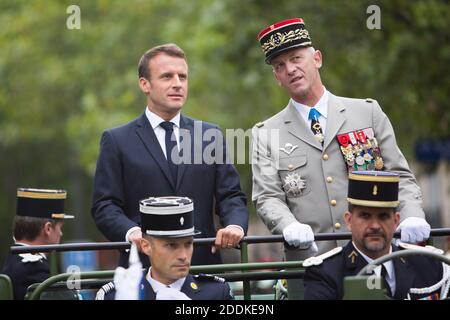 Frankreichs Präsident Emmanuel Macron (L) steht in einem Fahrzeug von Acmat VLRA neben dem Generalstabschef der französischen Armeen, Francois Lecointre, während sie vor dem Beginn der Militärparade am 14. Juli 2019 auf der Champs-Elysees in Paris Truppen überprüfen. Foto von Raphael Lafargue/ABACAPRESS.COM Stockfoto