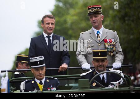 Frankreichs Präsident Emmanuel Macron (L) steht in einem Fahrzeug von Acmat VLRA neben dem Generalstabschef der französischen Armeen, Francois Lecointre, während sie vor dem Beginn der Militärparade am 14. Juli 2019 auf der Champs-Elysees in Paris Truppen überprüfen. Foto von Raphael Lafargue/ABACAPRESS.COM Stockfoto