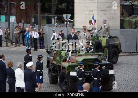 Frankreichs Präsident Emmanuel Macron (L) steht in einem Fahrzeug von Acmat VLRA neben dem Generalstabschef der französischen Armeen, Francois Lecointre, während sie vor dem Beginn der Militärparade am 14. Juli 2019 auf der Champs-Elysees in Paris Truppen überprüfen. Foto von Raphaël Lafargue/ABACAPRESS.COM Stockfoto