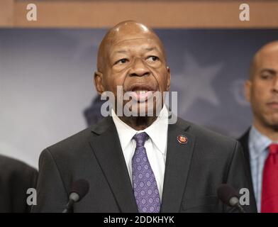 Datei Foto - Vertreter Elijah Cummings (Demokrat von Maryland) macht am Donnerstag, den 10. Januar 2019, auf einer Pressekonferenz im US-Kapitol in Washington, DC, USA, Bemerkungen. Präsident Donald Trump griff am Samstag einen anderen prominenten afroamerikanischen Gesetzgeber an und twittert, dass sein Distrikt in Baltimore ein "zerfallenes, von Ratten und Nagetieren befallenes Chaos" sei. Trumps morgendliche Tirade gegen den demokratischen Rep. Elijah Cummings, Vorsitzender des Aufsichtsausschusses des Repräsentantenhauses, ist der letzte verbale Angriff auf ein Minderheitsmitglied des Kongresses, das den Präsidenten häufig kritisiert. Foto von Ron Sachs/CNP/ABACAPRESS Stockfoto