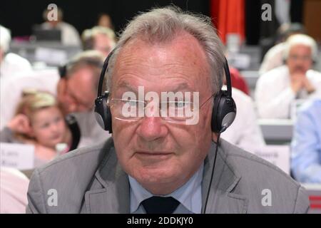 Datei Bilder von Yves Bonnet gesehen auf der Jahrestagung des iranischen Widerstands in Villepinte, nördlich von Paris, Frankreich, am 27. Juni 2014. Der 9. August ist 37. Jahrestag des Restaurantangriffs von Jo Goldenberg in der Rue des Rosiers 7 im Pariser Marais-Viertel. Yves Bonnet, ehemaliger Chef der Geheimdienste, hat nach dem Angriff einen Geheimvertrag zwischen französischen Geheimdiensten (DST) und Mitgliedern der Abu Nidal-Gruppe aufgedeckt. Foto von Ammar Abd Rabbo/ABACAPRESS.COM Stockfoto