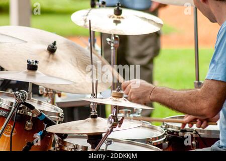 Nahaufnahme des Schlagzeugers, der Snare Drum auf Kit im Quadrat während der musikalischen Darbietung spielt. Stockfoto